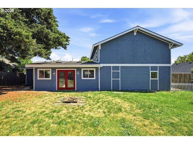 340 E GLOUCESTER St, Gladstone, OR 97027