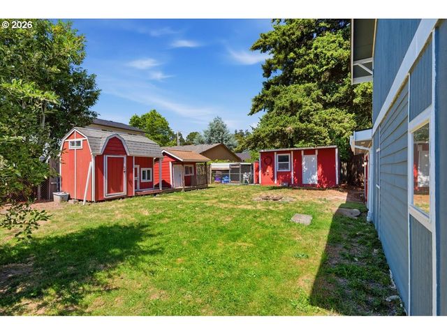 340 E GLOUCESTER St, Gladstone, OR 97027