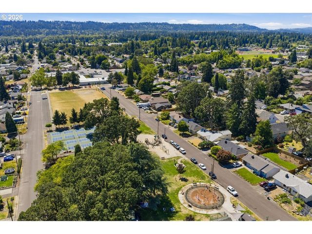 340 E GLOUCESTER St, Gladstone, OR 97027