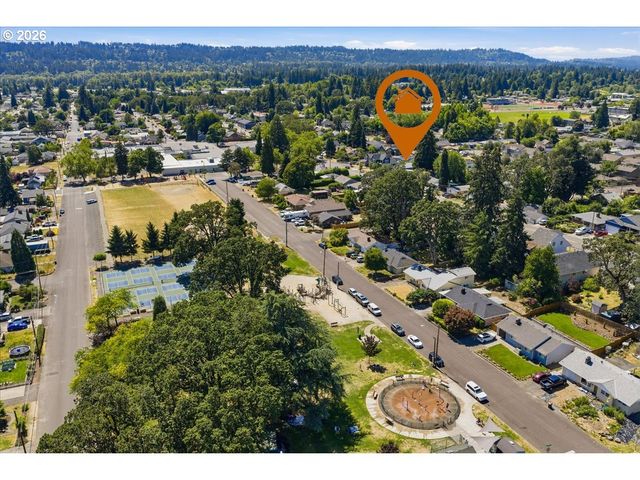 340 E GLOUCESTER St, Gladstone, OR 97027