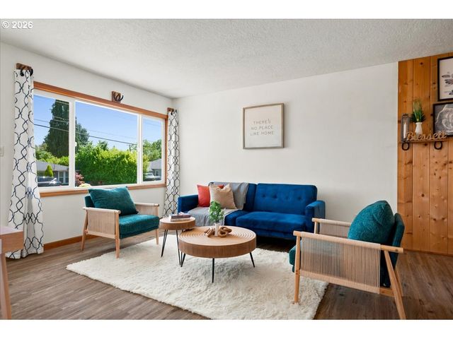 340 E GLOUCESTER St, Gladstone, OR 97027