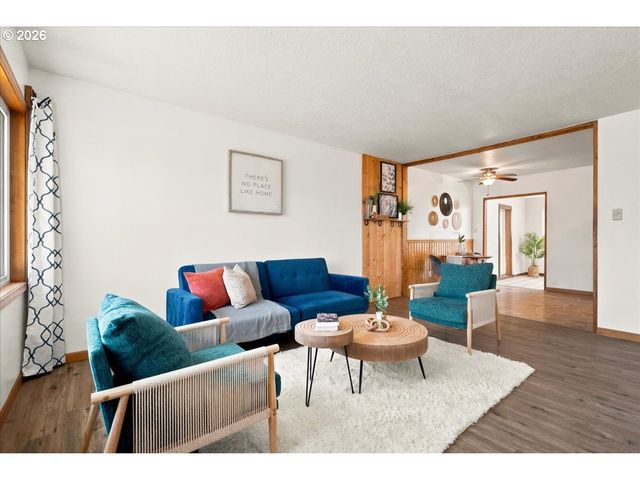 340 E GLOUCESTER St, Gladstone, OR 97027