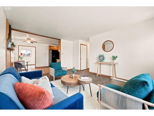 340 E GLOUCESTER St, Gladstone, OR 97027