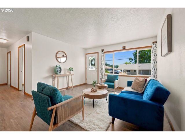 340 E GLOUCESTER St, Gladstone, OR 97027