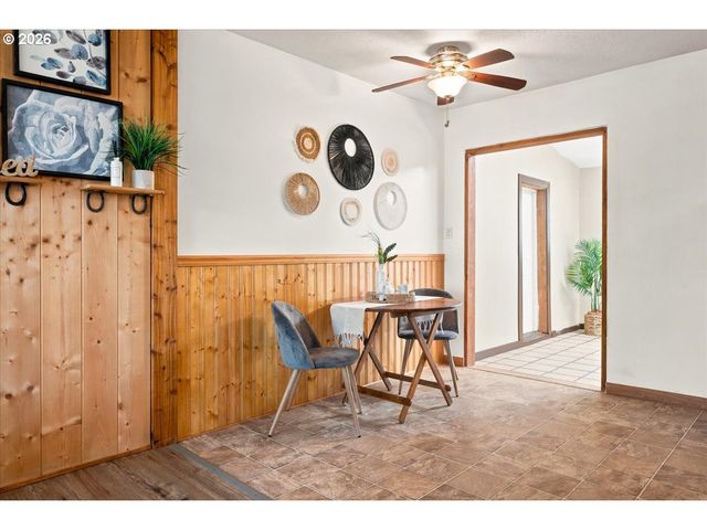 340 E GLOUCESTER St, Gladstone, OR 97027