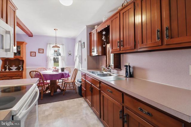 10 BETHANY RD, Ephrata, PA 17522