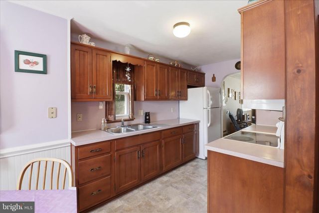 10 BETHANY RD, Ephrata, PA 17522