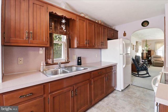 10 BETHANY RD, Ephrata, PA 17522