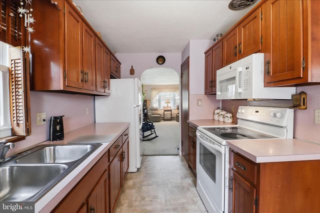 10 BETHANY RD, Ephrata, PA 17522