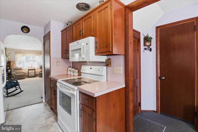 10 BETHANY RD, Ephrata, PA 17522