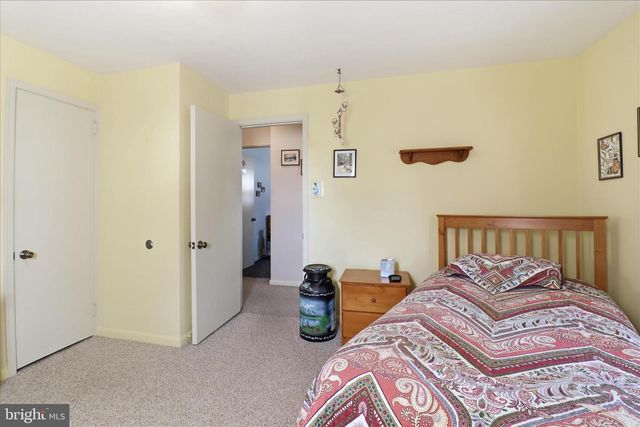 10 BETHANY RD, Ephrata, PA 17522