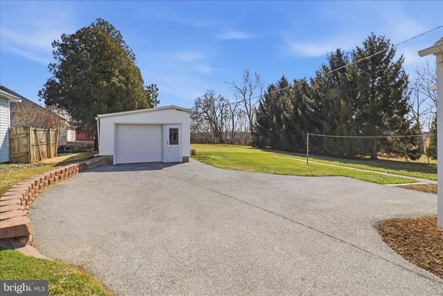 10 BETHANY RD, Ephrata, PA 17522