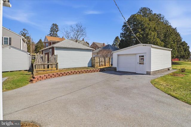 10 BETHANY RD, Ephrata, PA 17522