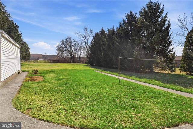 10 BETHANY RD, Ephrata, PA 17522