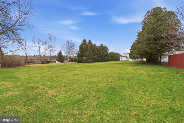 10 BETHANY RD, Ephrata, PA 17522