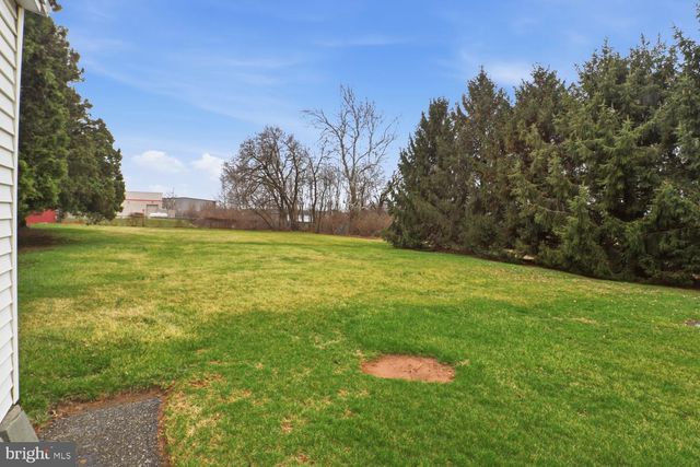 10 BETHANY RD, Ephrata, PA 17522