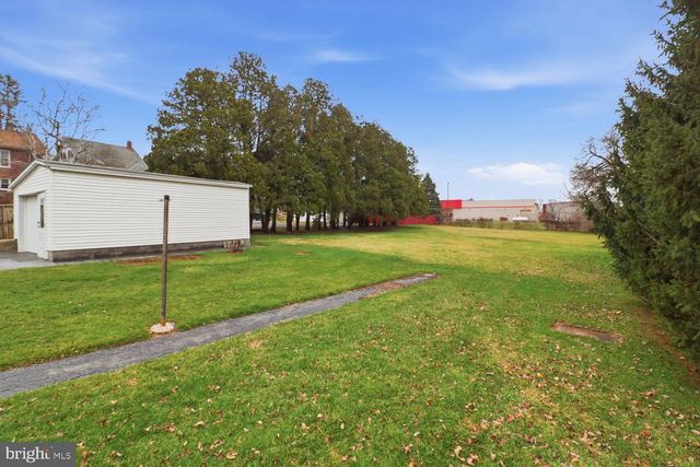 10 BETHANY RD, Ephrata, PA 17522