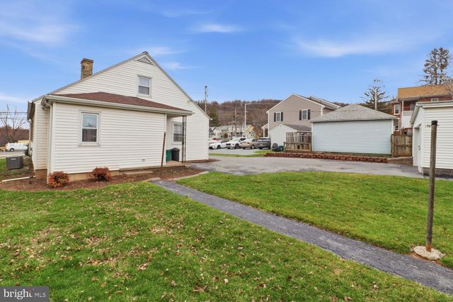 10 BETHANY RD, Ephrata, PA 17522