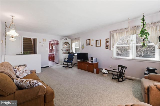 10 BETHANY RD, Ephrata, PA 17522