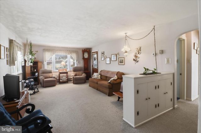 10 BETHANY RD, Ephrata, PA 17522