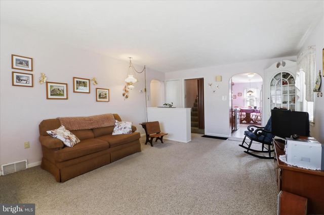 10 BETHANY RD, Ephrata, PA 17522