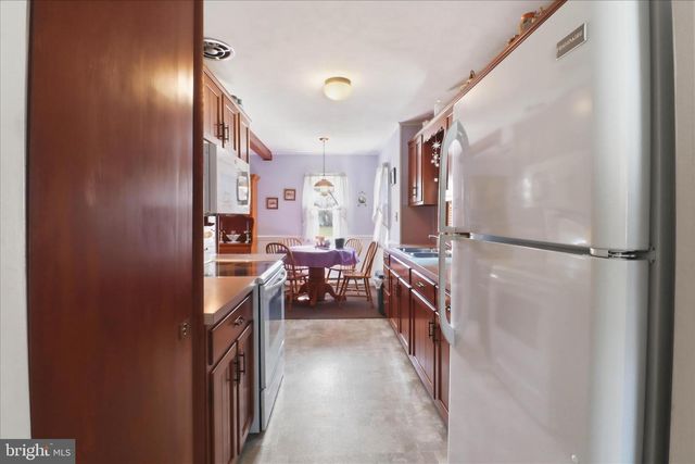 10 BETHANY RD, Ephrata, PA 17522