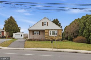 10 BETHANY RD, Ephrata, PA 17522