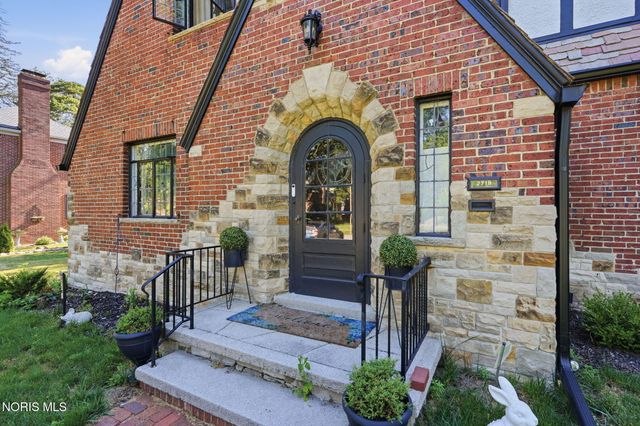 2718 Barrington Drive, Toledo, OH 43606