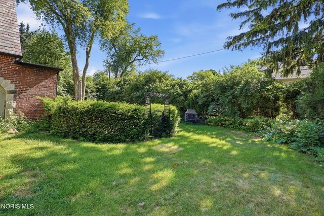 2718 Barrington Drive, Toledo, OH 43606