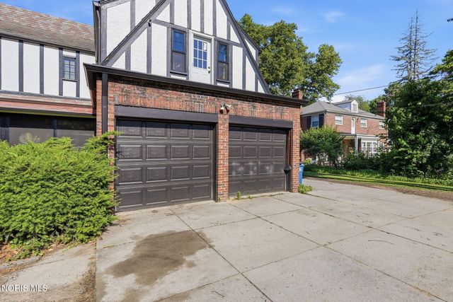 2718 Barrington Drive, Toledo, OH 43606