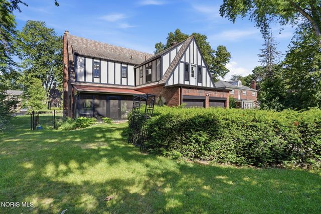 2718 Barrington Drive, Toledo, OH 43606