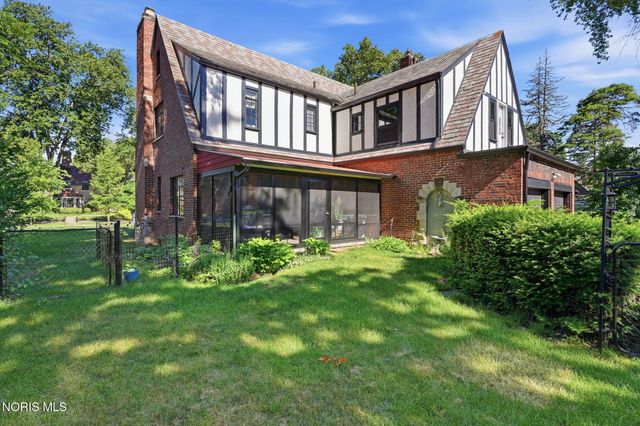 2718 Barrington Drive, Toledo, OH 43606