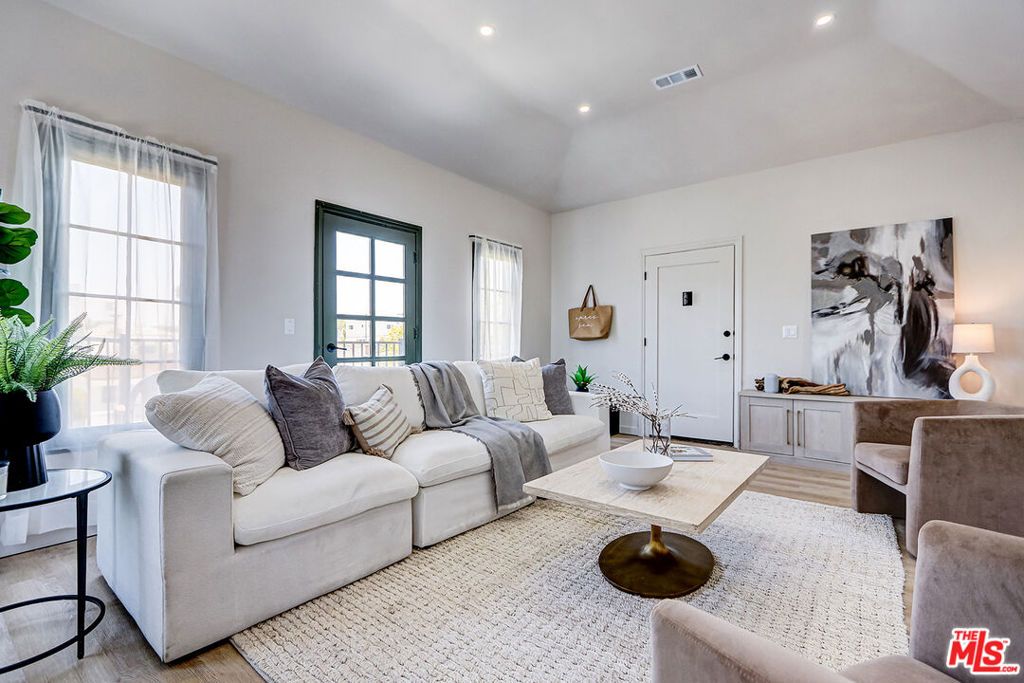 Image 10 of property listing at 1801 1/2 S Sycamore Avenue, Los Angeles, CA 90019