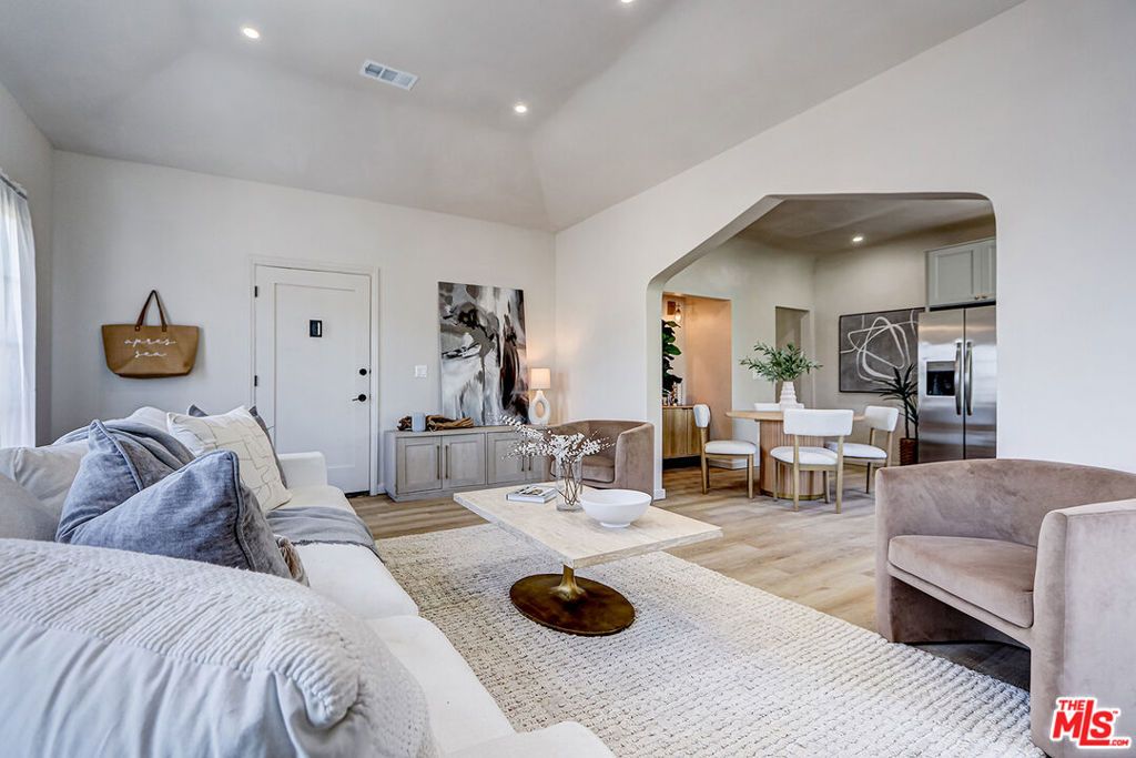 Image 12 of property listing at 1801 1/2 S Sycamore Avenue, Los Angeles, CA 90019