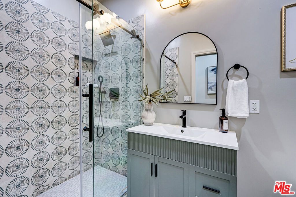 Image 17 of property listing at 1801 1/2 S Sycamore Avenue, Los Angeles, CA 90019