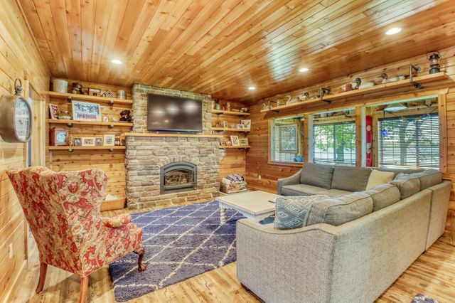 290 Shorewood Drive, Detroit Lakes, MN 56501