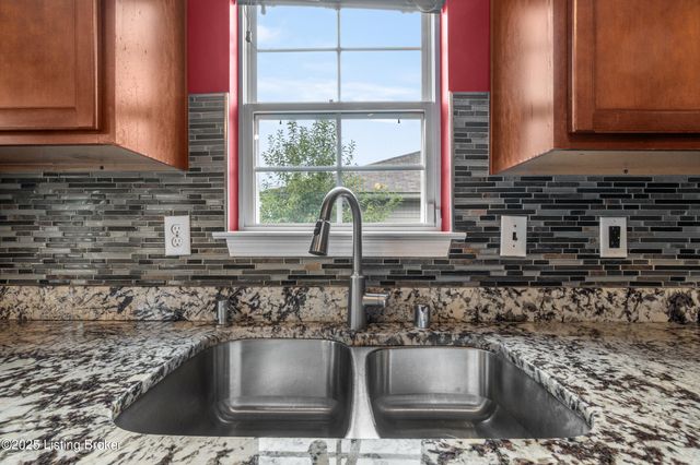 9829 Brooks Bend Rd, Louisville, KY 40258