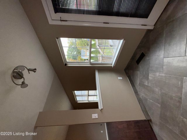 9829 Brooks Bend Rd, Louisville, KY 40258