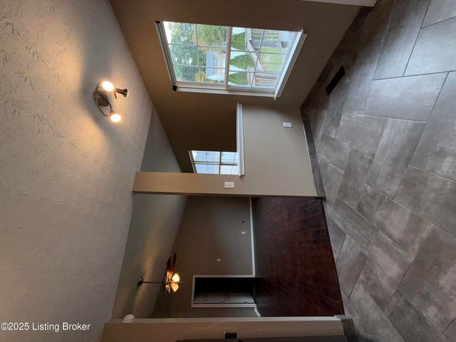9829 Brooks Bend Rd, Louisville, KY 40258