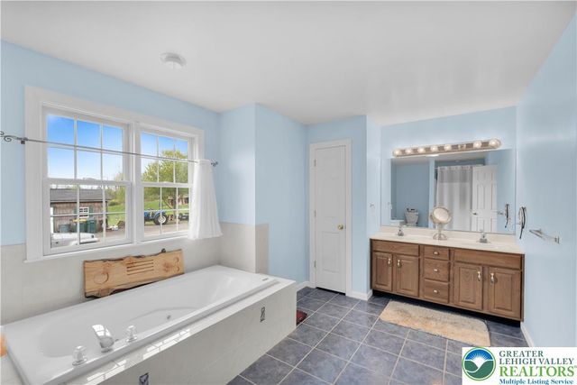 725 Buttermilk Road, Williams Twp, PA 18055