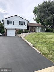 1180 BALLYTORE RD, Huntingdon Valley, PA 19006