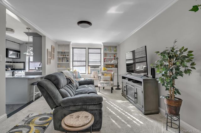 83-25 98 st 4L, Woodhaven, NY 11421