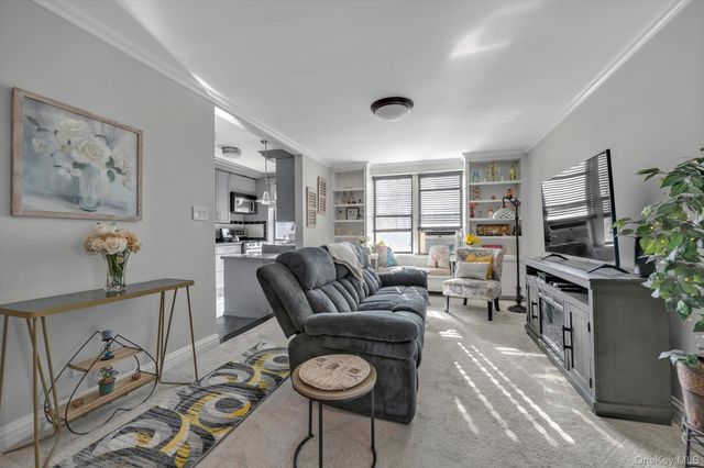 83-25 98 st 4L, Woodhaven, NY 11421