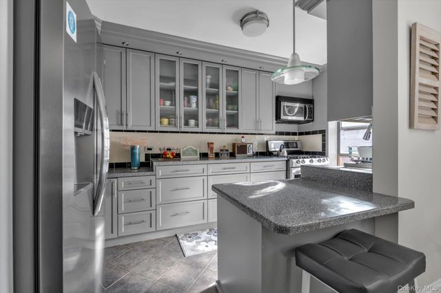 83-25 98 st 4L, Woodhaven, NY 11421