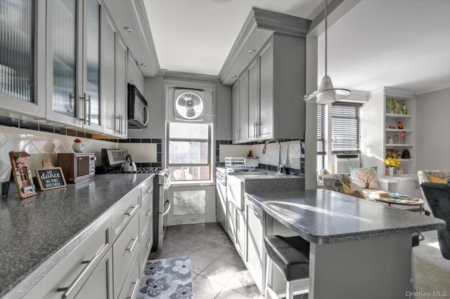 83-25 98 st 4L, Woodhaven, NY 11421