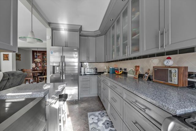 83-25 98 st 4L, Woodhaven, NY 11421