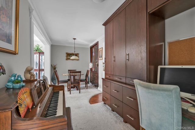 83-25 98 st 4L, Woodhaven, NY 11421