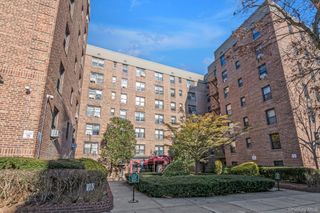 83-25 98 st 4L, Woodhaven, NY 11421