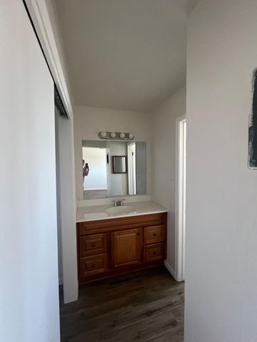 911 Alvarado Drive SE 4, Albuquerque, NM 87108