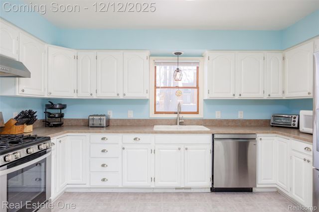 22155 Maplelawn Avenue, Taylor, MI 48180